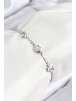 Pirinç Zirkon Taşlı Sıralı Kalp Model Gümüş Renk Asansörlü Kadın Bileklik - Lisinya