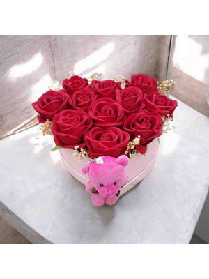 Sevgililer Günü Özel Ayıcıklı Kalp Kutuda Kırmızı Yapay Gül Aranjmanı – Pembe Kalp Kutu, Romantik ve Şık Hediye