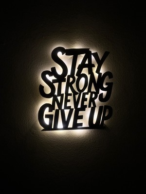 Sem Concept Aa Pilli Ledli Stay Strong Never Give Up ( Güçlü Kal Asla Pes Etme ) Yazılı Işıklı Ahşap Tablo
