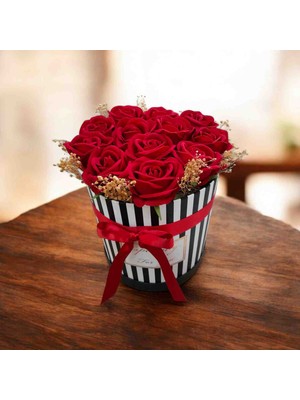 12 li Sevgililer Günü Özel Kutuda Kırmızı Yapay Gül Aranjmanı – Siyah Beyaz Çizgili Silindir Kutu, Kurdeleli Romantik Hediye