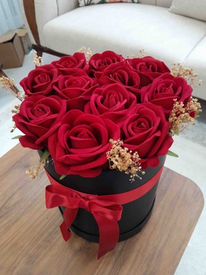 Sevgililer Günü Özel Kutuda Kırmızı Yapay Gül Aranjmanı – Siyah Yuvarlak Kutu, Kırmızı Kurdeleli Romantik Hediye
