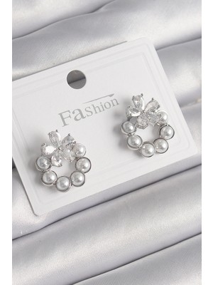 Pirinç Gümüş Renk Incili Halka Model Zirkon Taşlı Çiçek Detay Kadın Küpe - Lisinya