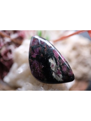 Aries 27.55CT 31.4X18.1MM Natural Eudolite Stone