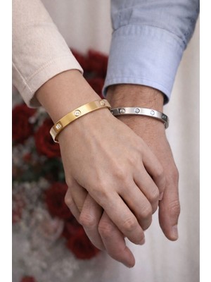 Ares 01 Store Sevgililer Gününe Özel Çift Kelepçe Bileklik Seti – Kadın Altın, Erkek Gümüş