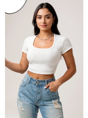 Kadın Beyaz Yarım Kol Düz Yaka Crop Top Bluz – Şık, Rahat ve Kolay Kombinlenebilir