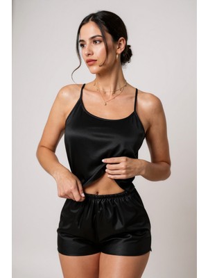 Kadın Siyah Asimetrik Sırt Dekolte Detaylı Şık Şortlu Gecelik Takım – Modern, Konforlu ve Günlük Kombinlere Uygun