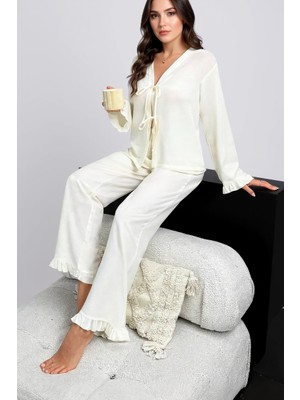 Kadın Beyaz Önden Bağlamalı Kolu ve Paçası Fırfır Detaylı Uzun Kollu Pijama Takımı – Rahat, Şık ve 4 Mevsim Kullanım