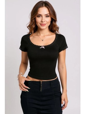 Kadın Siyah Göğsü ve Kolları Dantelli Fiyonklu Kısa Kol Crop Top Bluz – Şık, Rahat ve Kolay Kombinlenebilir