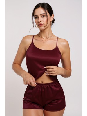Kadın Bordo Asimetrik Sırt Dekolte Detaylı Şık Şortlu Gecelik Takım – Modern, Konforlu ve Günlük Kombinlere Uygun