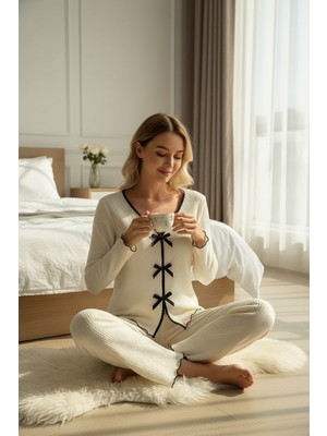 Kadın Beyaz Fiyonklu Iç Çamaşırı ve Uzun Kollu V Yaka Pijama Takımı 4'lü Set