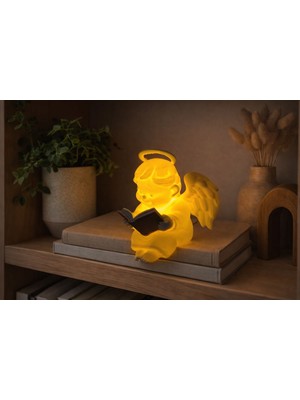 Modu3D Kitap Okuyan Melek Gece Lambası – Sıcak LED Işık | Dekoratif Masaüstü & Raf Lambası