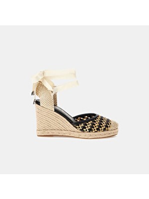 Guess Kadın Sandalet FLJNAMFAB04 Rahat ve Şık Tasarım ile Yaz Ayları İçin İdeal