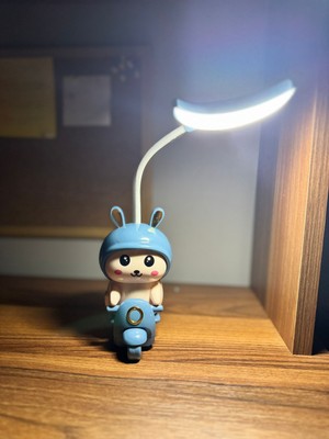 Sevimli Scooterlı Tavşan Masa Lambası – LED Işıklı, Dekoratif & Fonksiyonel