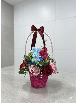 Kamira Dekoratif Çiçek Sepeti – Peluş Tavşanlı, Yapay Gül Aranjmanı | Özel Gün Hediyesi