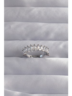 Clariss Pirinç Ayarlamalı Gümüş Renk Baget Taşlı Su Yolu Yüzük