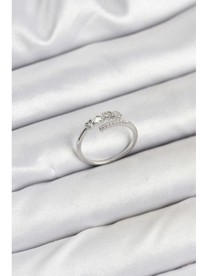 Clariss Pirinç Gümüş Renk Kalpli Detaylı Zirkon Taşlı Kadın Yüzük