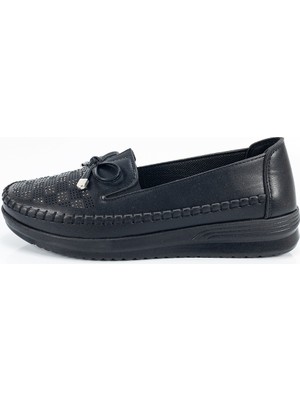 Aktaş Ayakkabı Kadın Siyah Ortopedik Kurdele ve Taş Detaylı Babet Ayakkabı