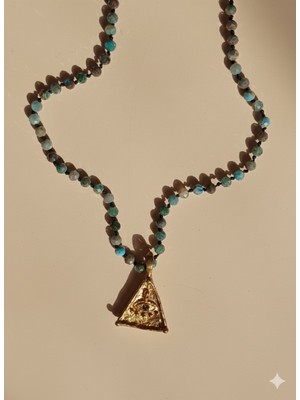 CAPO By Aytaç Yamaç Apatit Taşlı Üçgen Göz Kolye – Farkındalık ve Koruyucu Enerji Sembolü