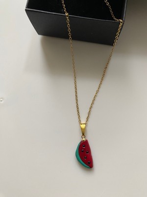Pulinin Dükkanı El Yapımı Kırmızı Cam Karpuz Kolye – Kararmayan Çelik Zincirli Şık Tasarım