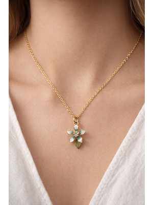Papatya Figürlü Altın Renk Kolye Baharın Tazeliğini Üzerinizde Taşıyın - Zarif ve Doğadan
