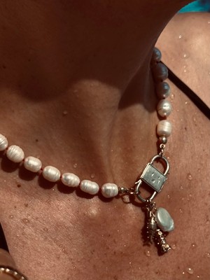 CAPO By Aytaç Yamaç Balık ve Inci Charmlı Gerçek Inci Altın Kaplama Gümüş Kilit Detaylı Kadın Inci Kolye