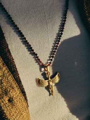 CAPO By Aytaç Yamaç Garnet Taşlı Altın Renk Tanrıça Isis Kolye - El Yapımı Enerji Taşı Takı