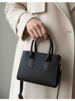 Özense Üstten Fermuarlı Siyah Renkli 20 cm Genişliğinde 15 cm Uzunluğunda Kadın El ve Omuz Çantası