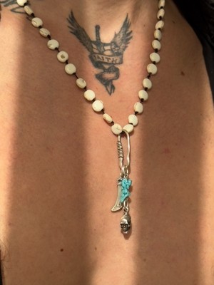 CAPO By Aytaç Yamaç Turkuaz Taşlı El Yapımı Gümüş Kaplama Hançer ve Kurukafa Kolye