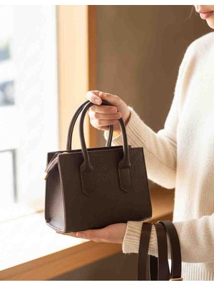 Özense Üstten Fermuarlı Kahve Renkli 20 cm Genişliğinde 15 cm Uzunluğunda Kadın El ve Omuz Çantası