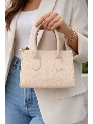 Özense Üstten Fermuarlı Bej Renkli 20 cm Genişliğinde 15 cm Uzunluğunda Kadın El ve Omuz Çantası