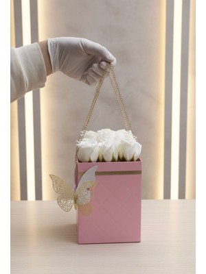 Vibecomtr Sevgiliye Özel Şık Çanta Kutuda Beyaz Güller - Romantik Hediye Seti Altın Detaylı Kelebek ve Ayıcık