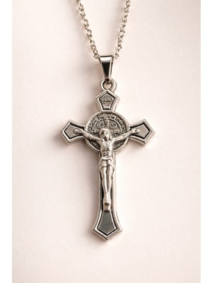 Hz. Isa Figürlü Aziz Benedict Haç Kolye – Gümüş Renk, Kalın Çelik Zincirli, Dini Tasarım Kolye