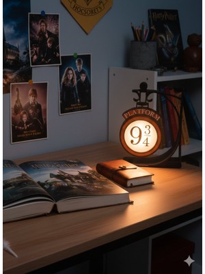 Devotech Platform 9 3/4 Esinlenilmiş LED Masaüstü Gece Lambası | Dekoratif Harry Potter Lamba