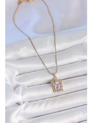 Inure Jewelry 316L Çelik Gold Renk Zincir Mor Mineli Çiçek Işlemeli Zirkon Taşlı Kelebek Detay Portre Model Kadın Kolye