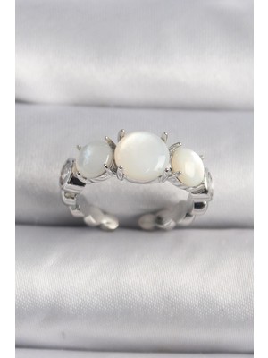 Inure Jewelry Pirinç Gümüş Renk Zirkon Taş Detaylı Beyaz Sedefli Vıp Seri Kadın Yüzük