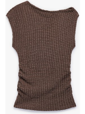 Koton Asimetrik Yaka Kolsuz Viskon Karışımlı Dokulu Crop Bluz