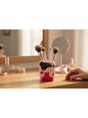 Kelebek Rüyası Sanat Atölyesi Dekoratif Rujlu Kız Fırçalık,kalemlik (Pembe)