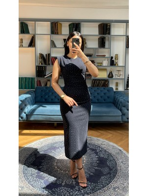 Nida Boutique Bisiklet Yaka Sıfır Kol Taş Detaylı Krep Ebise