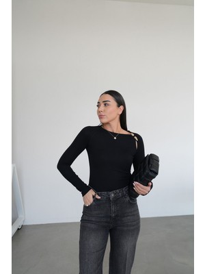 Özge Özgenç Omuzu Aksesuar Detaylı Bluz
