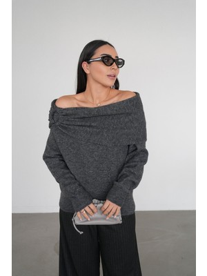 Özge Özgenç Kayık Yaka Triko Kazak