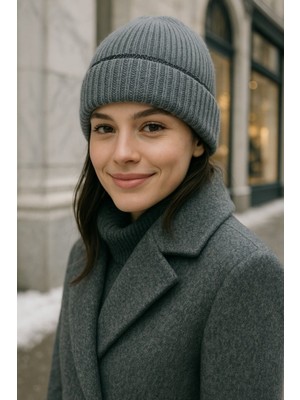 Yake Store  Ekru Örme Kadın Bere, Parlak Şerit Detaylı, Şık ve Rahat, Soğuk Hava Için Ideal Başlık BERE1139 - Antrasit