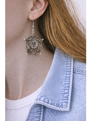 Herşey Nota Mistik Pentagram ve Sembol Detaylı Gümüş Renk Unisex Sallantılı Küpe – Gotik & Spiritüel Tasarım