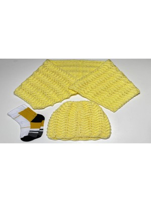 2-3 Yaş El Örgüsü Sarı Renk Bere ve Atkı ile Renkli Çoraptan Oluşan Hediye Seti