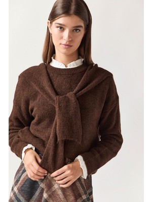 Modeva Global Acı Kahve Tonunda, Kendinden Atkı Detaylı, Yumuşak Dokulu ve Şık Tasarımlı Kazak