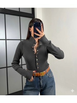 Ecenin Favorileri Koyu Antrasit Düğme Detaylı Bisiklet Yaka Kadın Bluz