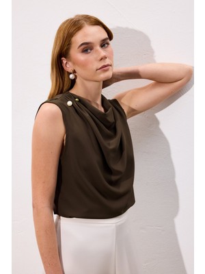 Sateen Inci Broşlu Degaje Bluz - Kahve