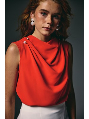 Sateen Inci Broşlu Degaje Bluz - Kırmızı