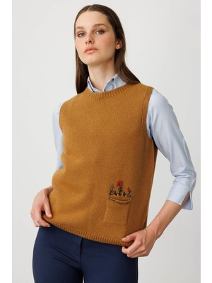 Desen Triko Kadın Sıfır Yaka Cep Üstü Çiçek Nakışlı Yün Süveter 25180 Taba