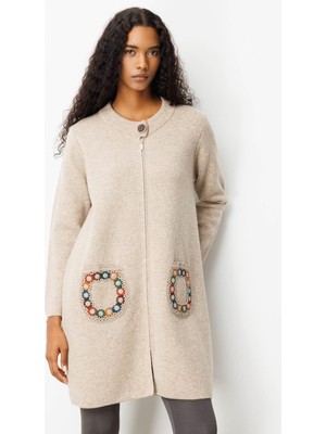 Desen Triko Kadın Dik Yaka Cebi Tığlamalı Uzun Yün Kaban 25023 K. Bej