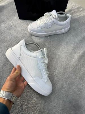  günlük kullanıma uygun şık erkek sneaker